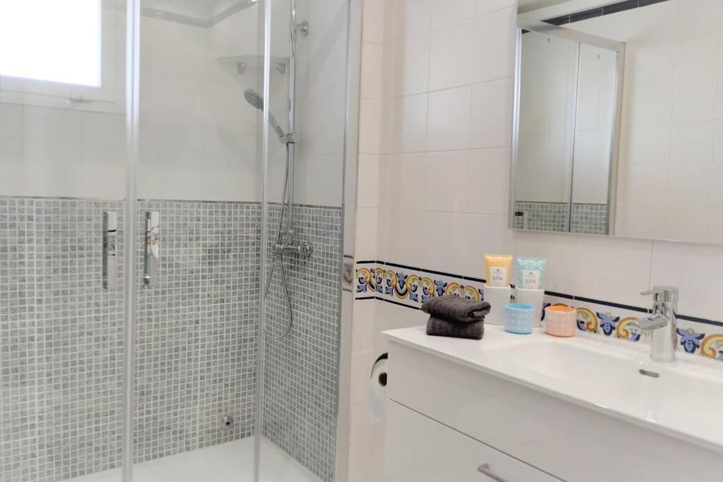 Апартаменты Dona Carlota Gardens, Sea Views, Pool, Restaurant Торремолинос Экстерьер фото