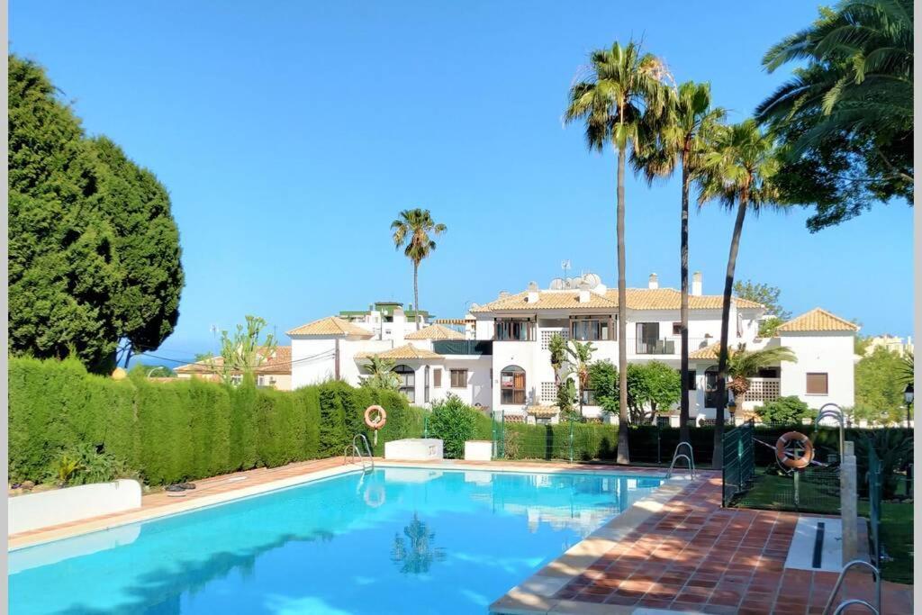 Апартаменты Dona Carlota Gardens, Sea Views, Pool, Restaurant Торремолинос Экстерьер фото